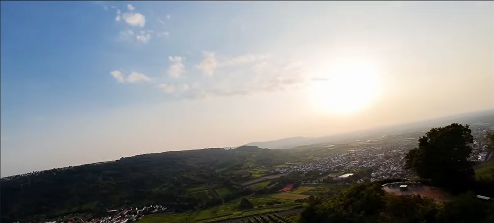Luftaufnahme mit Drohne bei Sonnenuntergang