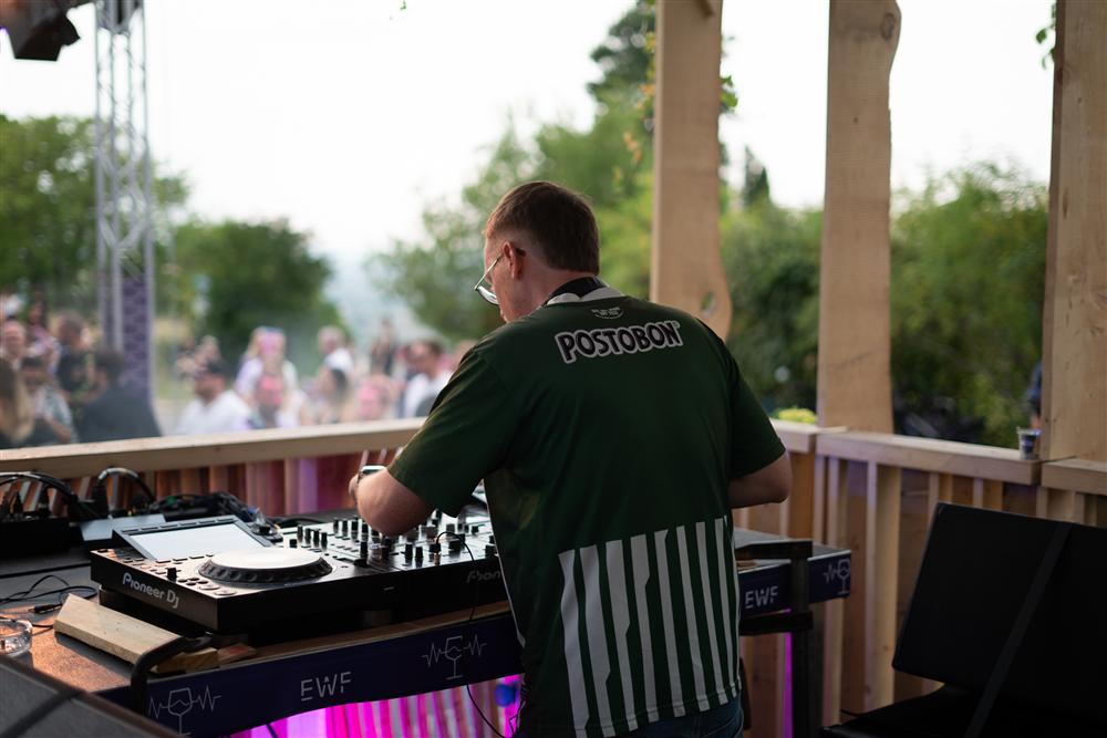 DJ hinter dem Pult bei einem Open-Air-Event